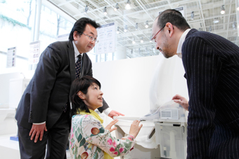 機能部を触りながら