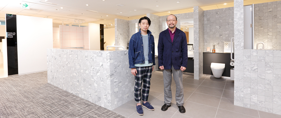展示商品の前で