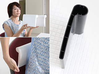発泡スチロールの模型と実際の背もたれを手に