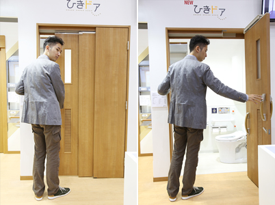 ひきドアを開ける様子