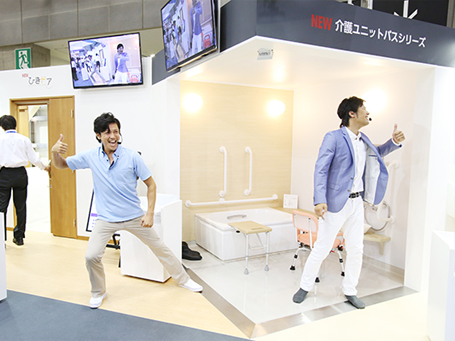 介護ユニットバスコーナーでの寸劇