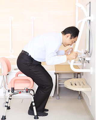 いすから立ち上がる様子