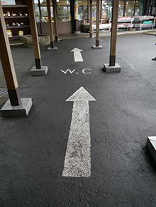 トイレの方向を示す矢印