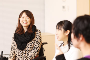 「10数年前からつえを、昨年から電動車いすを使い始めました」（小澤さん）