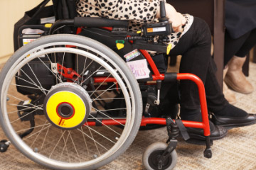 電動車いすの操作もスムーズな小澤さんですが、電車の乗り降りではサポートが必要なことも
