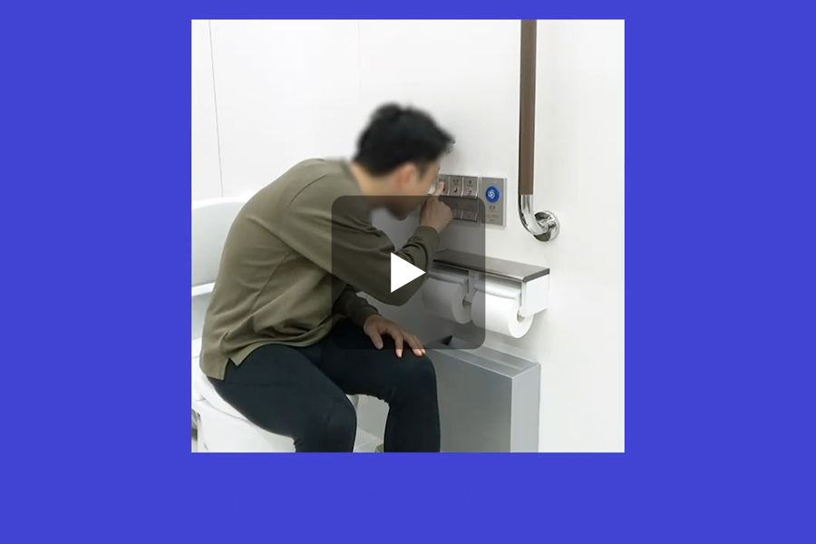 視覚障がい者（弱視）のトイレでの模擬動作の様子